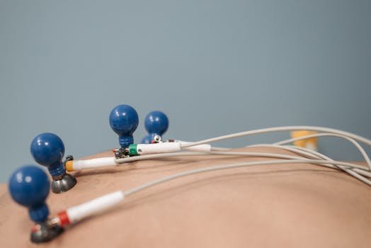 Detailed image of ECG electrodes on a patient's chest, capturing a medical procedure. IA na medicina