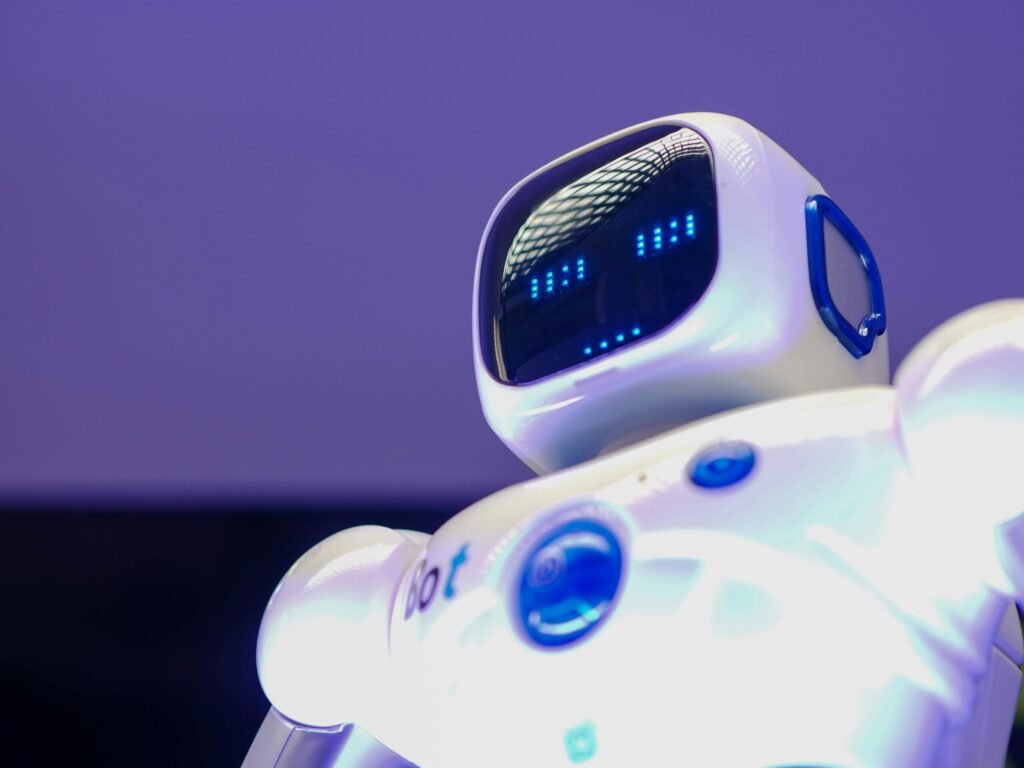 A modern humanoid robot with digital face and luminescent screen, symbolizing innovation in technology. IA