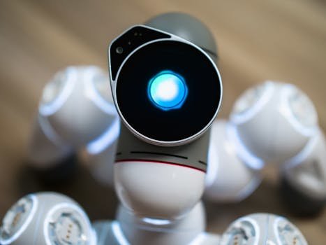 Detailed close-up shot of a futuristic toy robot with a glowing head, focused on innovation. robô