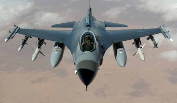 O futuro dos conflitos chegou e ele é automatizado. Analisamos os perigos éticos e práticos da aplicação da IA na guerra, o avanço de armas autônomas sem controle humano e as consequências catastróficas para a geopolítica global.