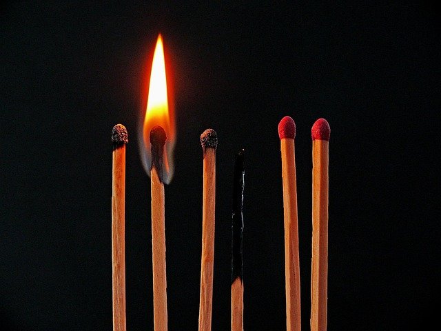 Analise as causas do burnout digital em 2026 e entenda como as notificações inteligentes e o trabalho assíncrono fragmentaram a atenção humana.