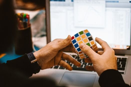 Descubra como programadores solitários estão faturando milhões criando modelos de Micro-SaaS altamente lucrativos usando inteligência artificial.
