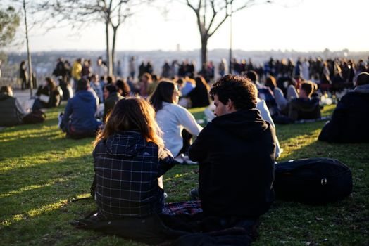 Analise o impacto do isolamento de tela nos jovens ocidentais provocado pelo uso de óculos de realidade mista e computação espacial nas cidades.