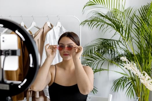 Conheça o funcionamento da economia dos creators virtuais e entenda como influenciadores criados por IA faturam com campanhas reais.