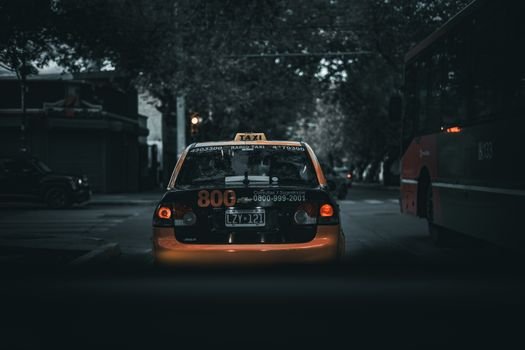 Acompanhe a expansão mundial dos carros autônomos de Nível 4 e descubra como os táxis sem motorista conquistaram o trânsito fora dos EUA e China.
