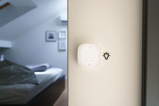 Entenda como as casas inteligentes baseadas em IA central gerenciam energia, segurança e compras de forma preditiva e 100% offline.
