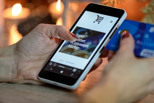 Descubra como os e-commerces hiper-personalizados utilizam inteligência artificial para mudar vitrines e preços dinamicamente para cada usuário.