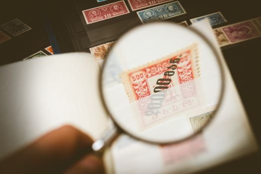 Entenda o impacto da crise de autenticidade na web e como portais usam selos antifake criptográficos para certificar conteúdos gerados por humanos.