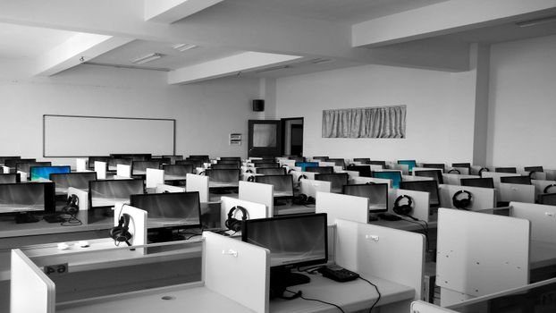Analise as causas do declínio dos call centers tradicionais e veja como pequenas empresas cortam custos adotando vozes sintéticas de IA.