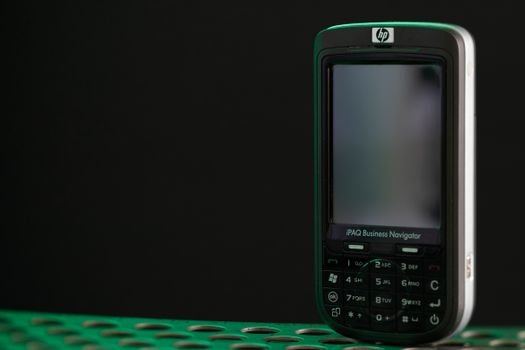 Conheça o movimento de minimalismo tecnologico em 2026 e entenda por que milhares de pessoas estão trocando smartphones por dumbphones analógicos.