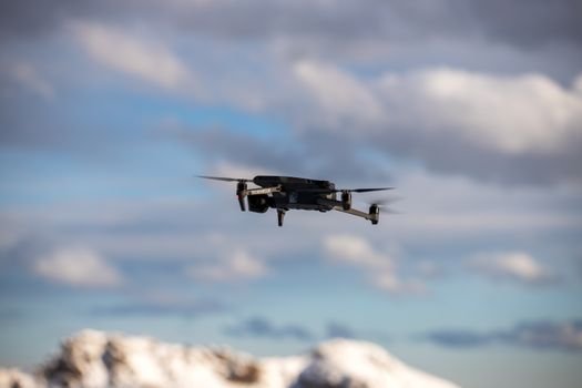  Descubra como os drones de entrega consolidaram a malha aérea de frete rápido nas grandes capitais em 2026, reduzindo o tempo de entrega para minutos.