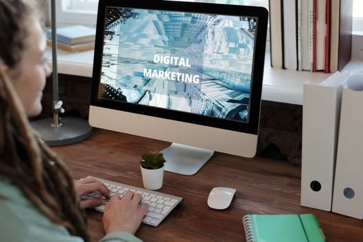 Saiba como as agências de marketing 100% sintéticas criam campanhas inteiras com artes, copys e vídeos de forma automática e integrada 