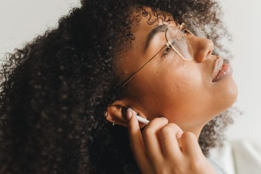 Conheça o teste prático dos novos tradutores simultâneos de orelha e entenda como os fones de ouvido realizam tradução em tempo real sem delay.
