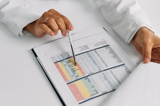 Entenda o impacto do biohacking e dos monitores de saúde contínuos (anéis e patches) que analisam glicose, cortisol e sono em tempo real.