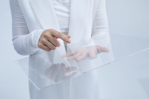 Descubra como a evolução das telas transparentes OLED transformou janelas, vitrines e carros em displays invisíveis de alta definição