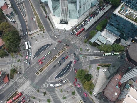 Conheça o impacto dos sistemas de gestão de tráfego por IA em cidades inteligentes e veja como metrópoles redesenharam seus semáforos com algoritmos